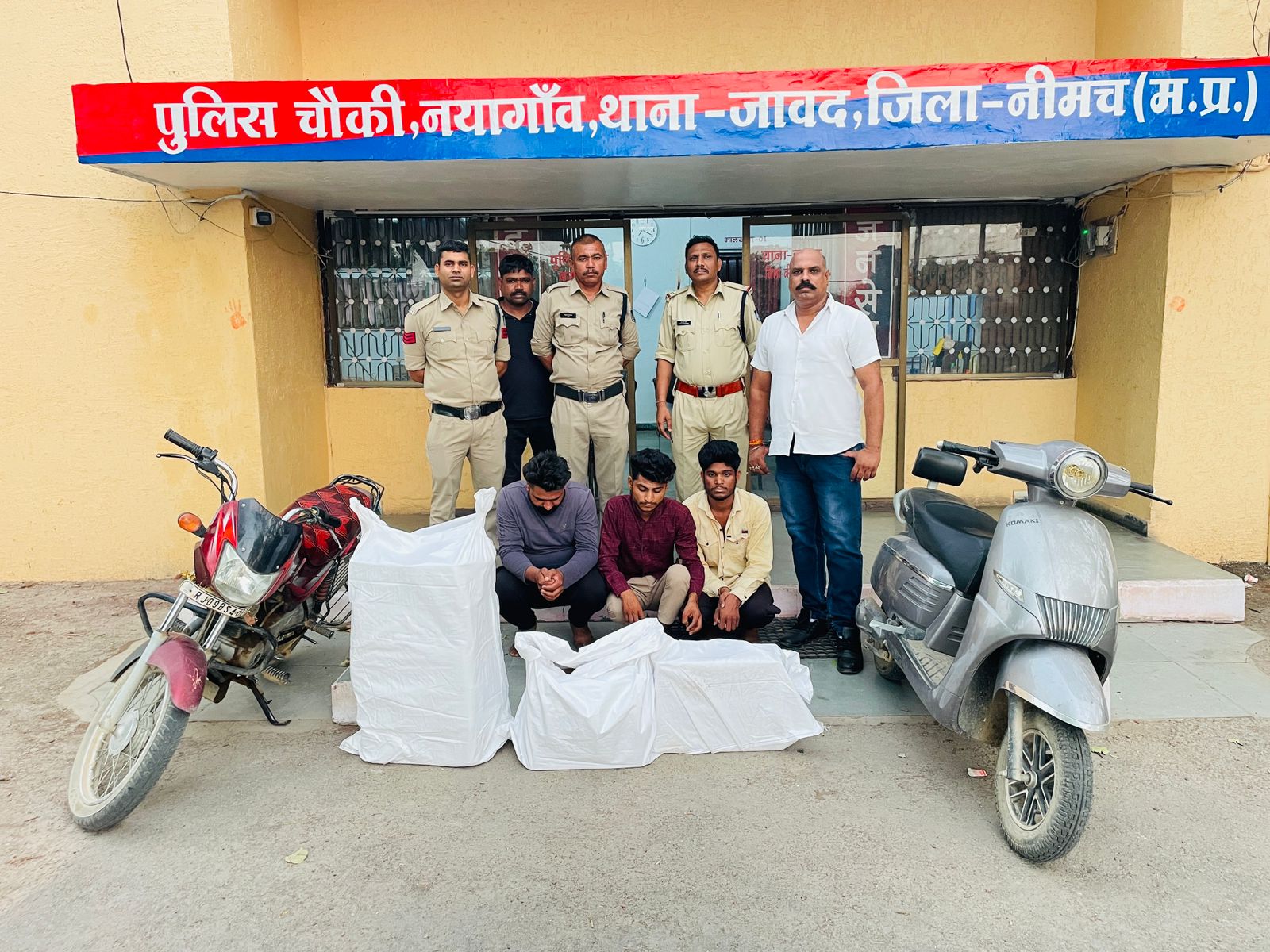 बैटरी के स्कूटर व मोटरसाइकिल पर राजस्थान से अवैध शराब के क्वार्टर का परिवहन करते तीन आरोपियों को नयागांव पुलिस ने दबोचा, 336 क्वार्टर किए जप्त