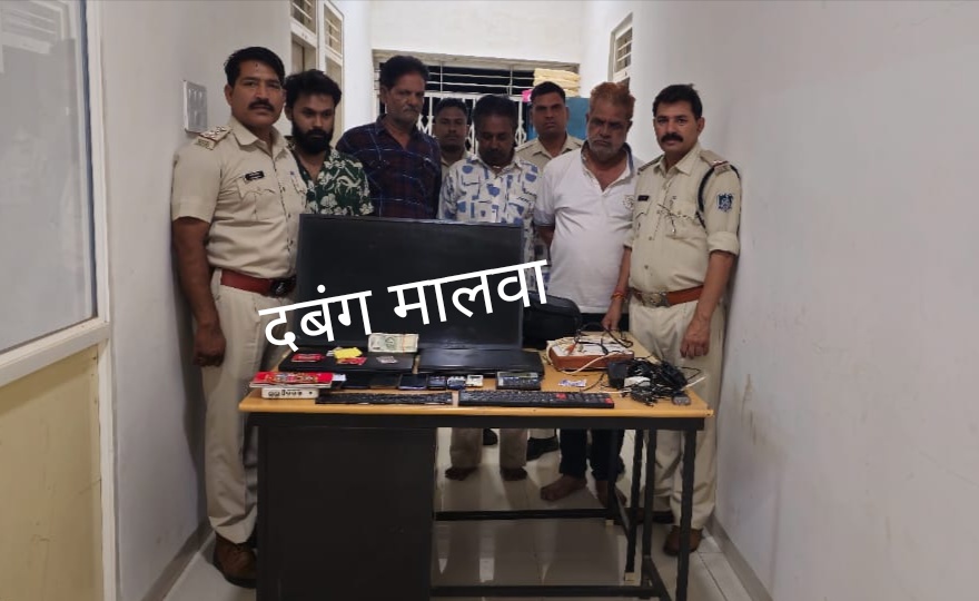 यूएसए VS इंग्लैंड पर द्वारिकापुरी में लग रहा था लाखों का ऑनलाइन सट्टा, आधी रात को बघाना पुलिस को पड़ी भनक, दबिश देकर 4 आरोपी को किया गिरफ्तार, कई उपकरण सहित 75 लाख का हिसाब किताब जप्त