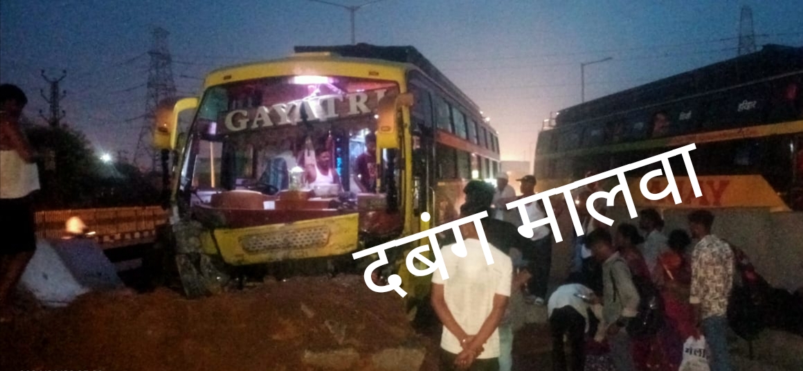 गायत्री ट्रेवल्स की बस का हुआ हादसा, लापरवाह चालक को नहीं दिखा डायवर्शन, तेजगति में भगा रहा था बस, 50 से अधिक यात्री थे सवार, दुर्घटना स्थल पर यात्रियों में आक्रोश, संचालक की मनमानी बसों को कर देते ओवरलोड, बड़ा हादसा टला