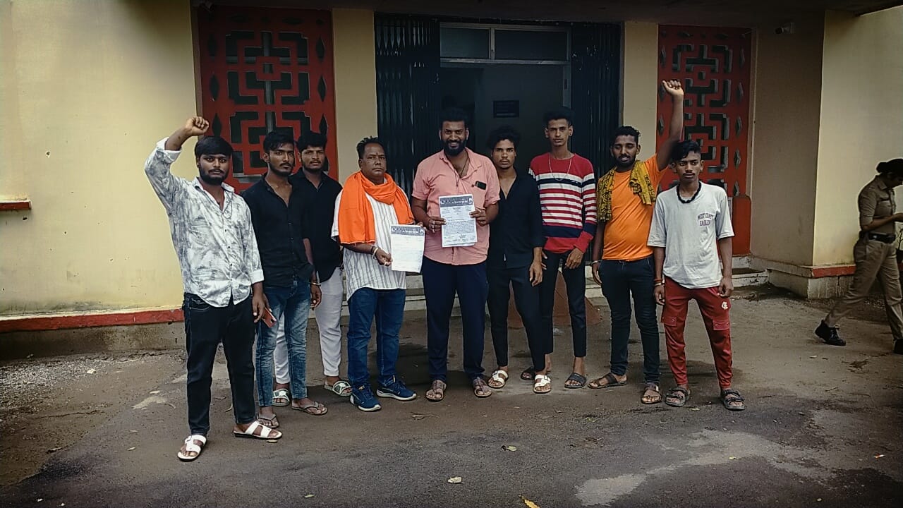 शिवसेना युवा सेना ने नीमच में फिलिस्तीन झंडा लहराने वालों के खिलाफ कार्यवाही की मांग को लेकर एसपी को सौपा ज्ञापन