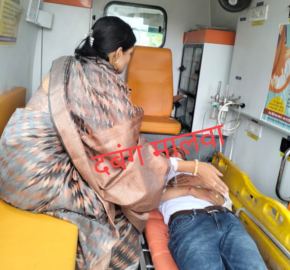 बाइक सवार दंपत्ति के सामने आया कुत्ता, हुआ सड़क हादसा पति घायल तो पत्नी हुई चोटिल, इलाज जारी