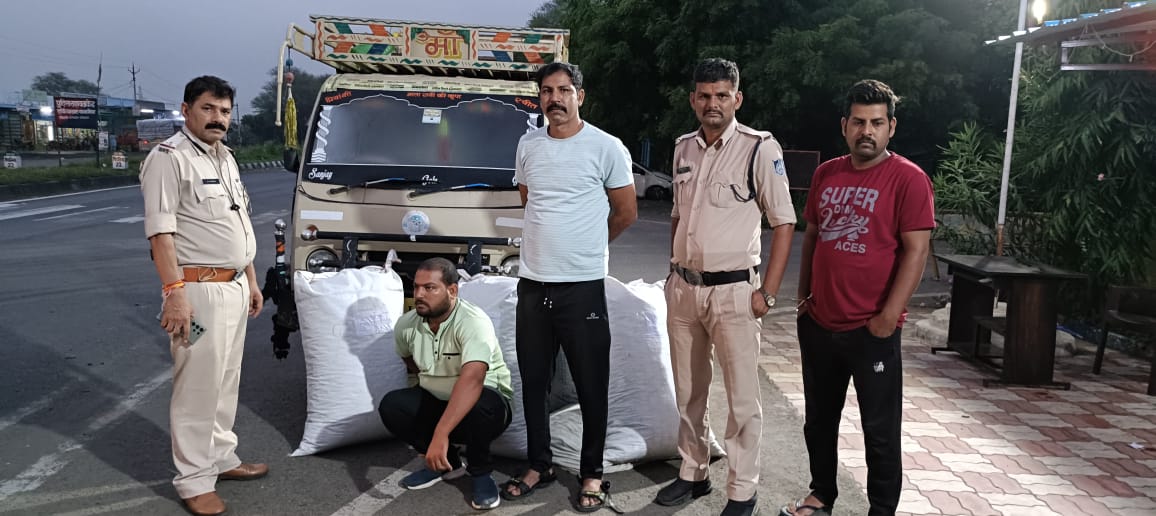 छोटे हाथी में अवैध मादक पदार्थ डोडाचूरा का परिवहन, हर्कीयाखाल चौकी पुलिस की नाकाबंदी के दौरान जीरन का एक तस्कर चढ़ा पुलिस के हत्थे, एक तस्कर अंधेरे में खेतों से फरार