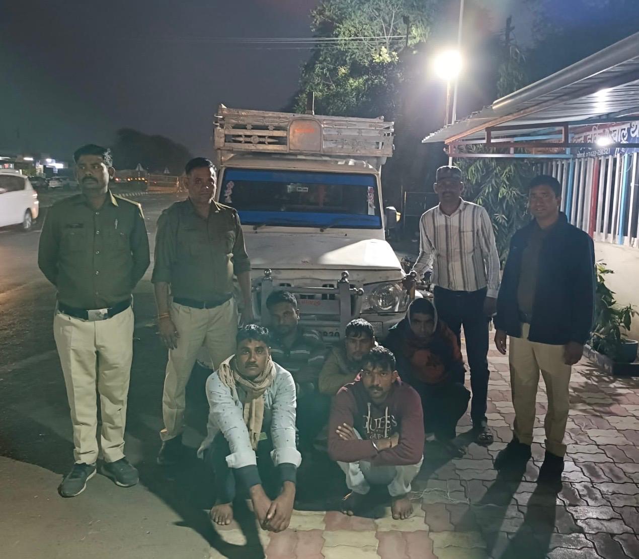 मौसम्बी की आड़ में अवैध मादक पदार्थ की तस्करी करने निकले सीतामऊ क्षेत्र के तस्कर, जीरन पुलिस को लगी भनक, कार्यवाही करते हुए 5 तस्करों को दबोचा, 352 किलोग्राम डोडाचूरा किया जप्त