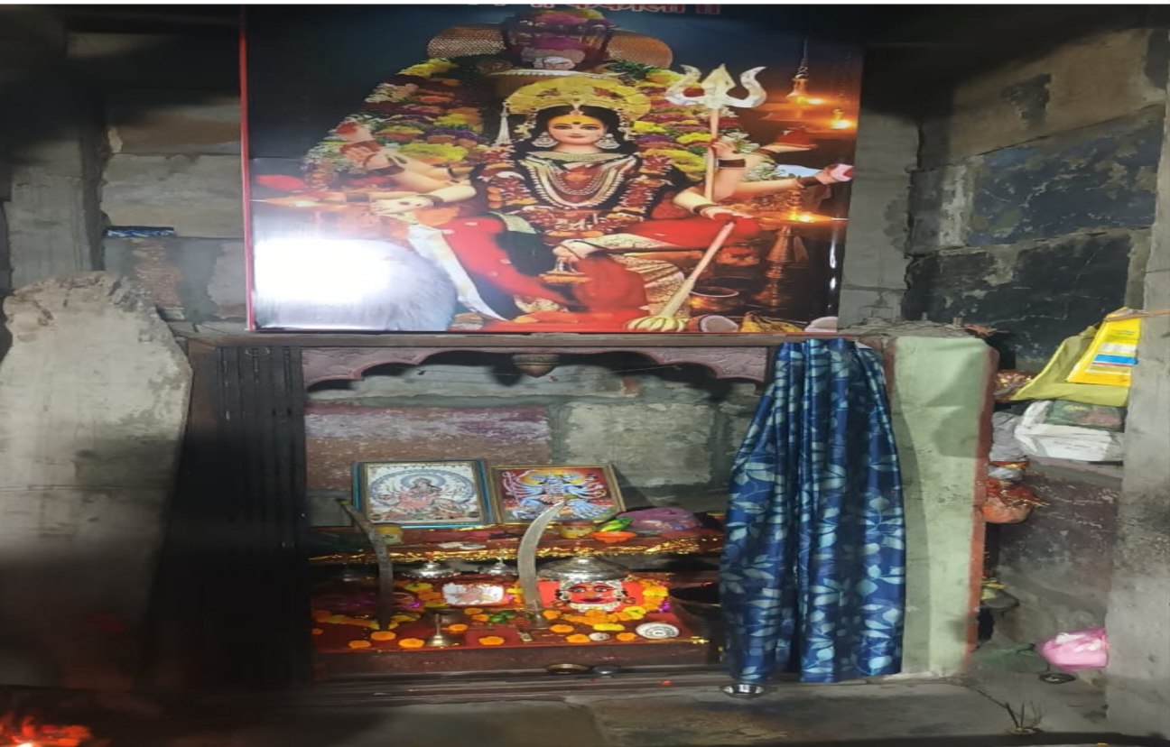 जीरन के प्राचीन कंकाली माता मंदिर पर मध्य रात्री में चोरो की दस्तक, मोटरसाइकिल पर दान पात्र उठा कर ले गए, मामला पहुंचा थाने