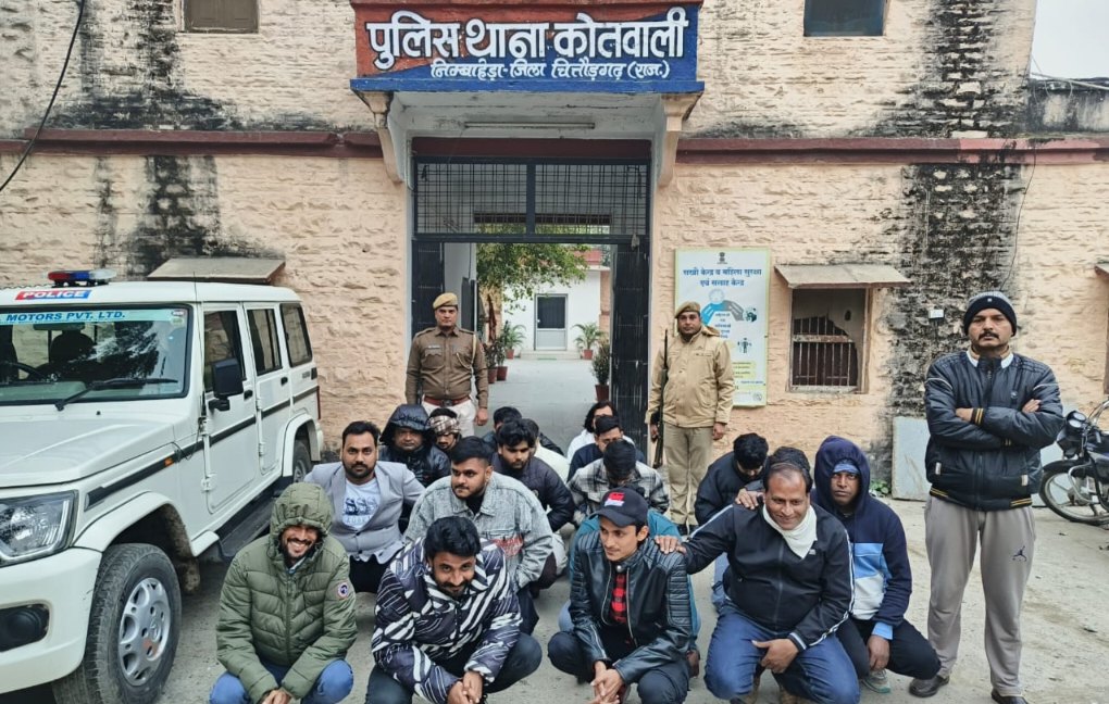 निम्बाहेड़ा की सीके होटल पर पुलिस की छापेमार कार्यवाही, 19 जुआरियो को ताशपत्तों पर दांव लगाकर जुआं खेलते किया गिरफ्तार, 32 हजार जप्त, जुआरियों में एक आरोपी नीमच तो बाकी राजस्थान के अन्य जिलों से