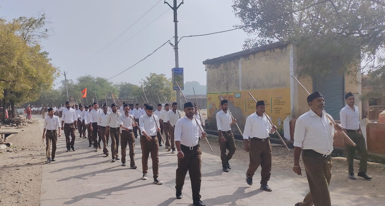 ग्राम पालसोड़ा में राष्ट्रीय स्वयंसेवक संघ ने निकाला पथ संचलन, नगर में जगह-जगह पुष्प वर्षा से हुआ ऐतिहासिक स्वागत, अंबिका रिसॉर्ट में हुआ बौद्धिक