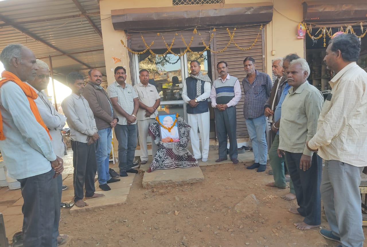 नगर सरवानिया महाराज में कांग्रेसजनो ने राष्ट्रपिता महात्मा गाँधी जी की मनाई पुण्यतिथि