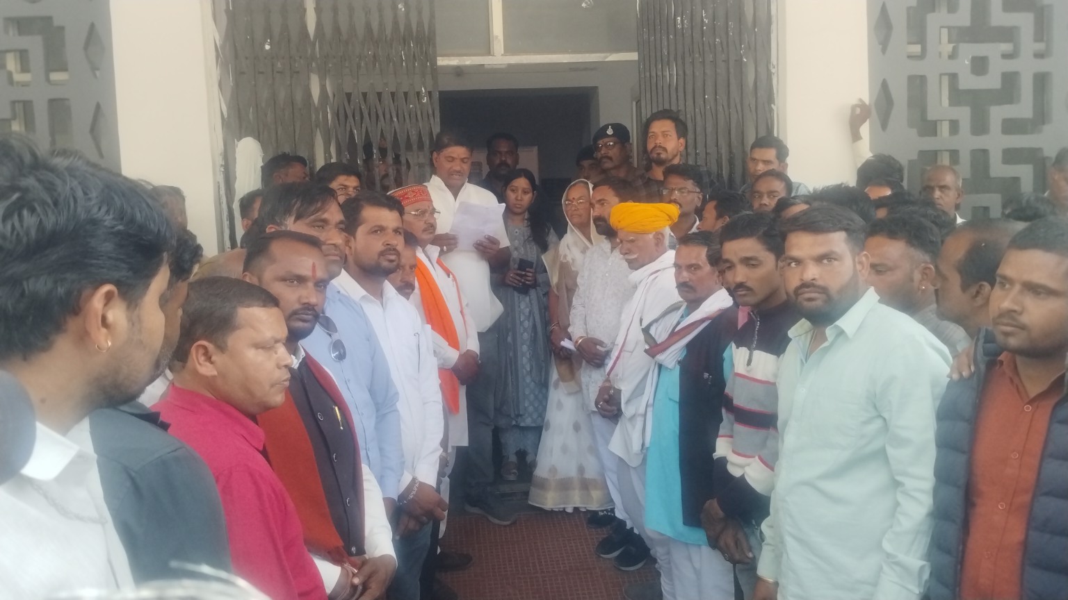 जनपद अध्यक्ष के पुत्र पर दर्ज मामले की निष्पक्ष जांच करने के विरोध में सर्वसमाज ने एसपी के नाम सौपा ज्ञापन