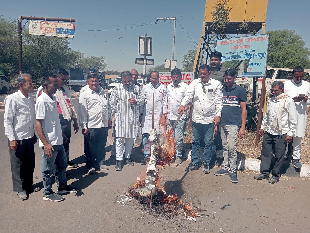 भाटखेड़ा चौराहे पर ब्लॉक कांग्रेस ने फुका मंत्री प्रहलाद पटेल के नाम का पुतला