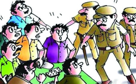 ताशपत्ती से हारजीत के दाव, ईदगाह कालोनी के पीछे खेत में चल रहे जुए के अडडे पुलिस व सायबर टीम की सयुक्त दबिश, 11 जुआरी गिरफ्तार, हजारों रुपये व मोबाइल जप्त