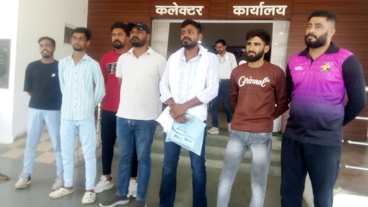 नगर के युवा खिलाड़ी पहुंचे जनसुनवाई, स्कूल के खेल मैदान कि भूमि को नीलामी से रोकने के लिए अपर कलेक्टर को दिया आवेदन पत्र
