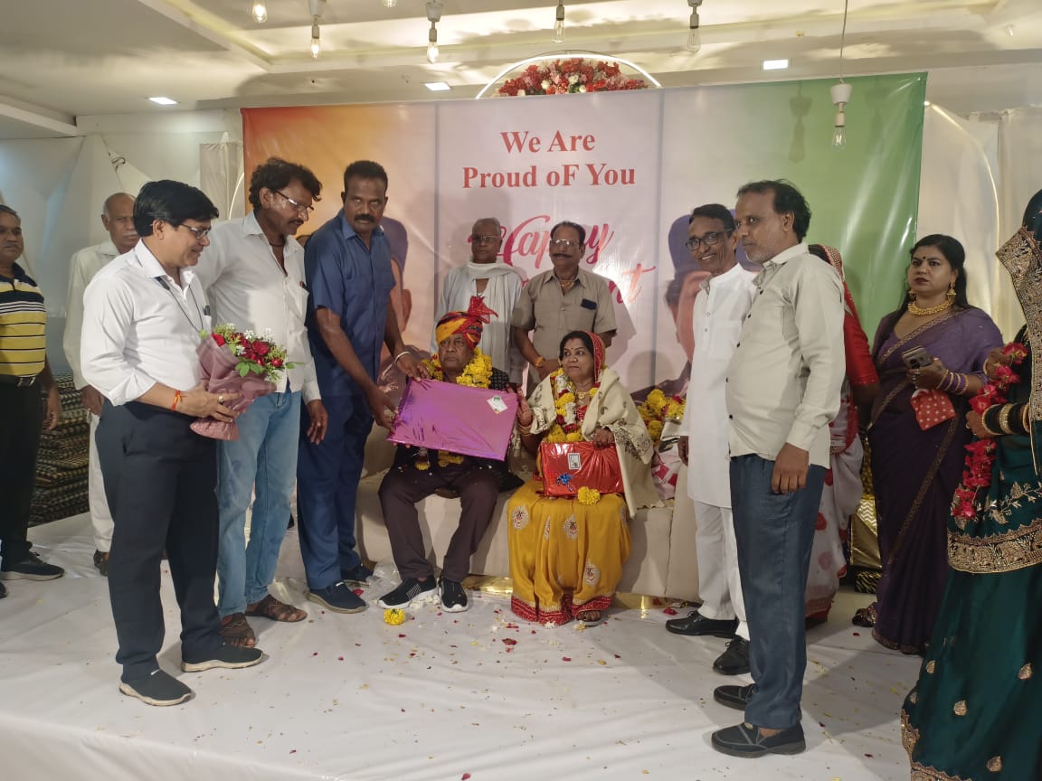 नीमच में मांडल परिवार के श्रीमति कमला देवी के सेवानिवृत होने आयोजित हुआ कार्यक्रम, समाजजनों ने किया सम्मान