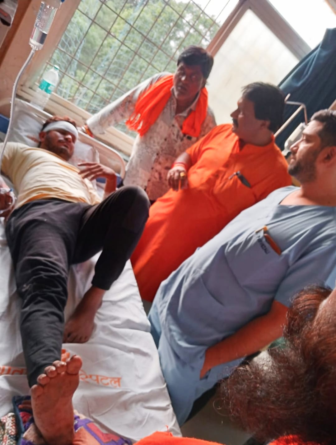 ट्रक हादसे के घायलों का हाल जानने और रक्तदान के लिए आगे आया भगवा ऑटो रिक्शा चालक संघ