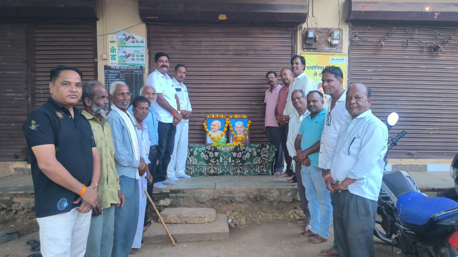 नगर सरवानिया महाराज में कांग्रेसजनो ने राष्ट्रपिता महात्मा गांधी जी और पूर्व प्रधानमंत्री स्व. लालबहादुर शास्त्री जी की मनाई गई जयंती और किया याद