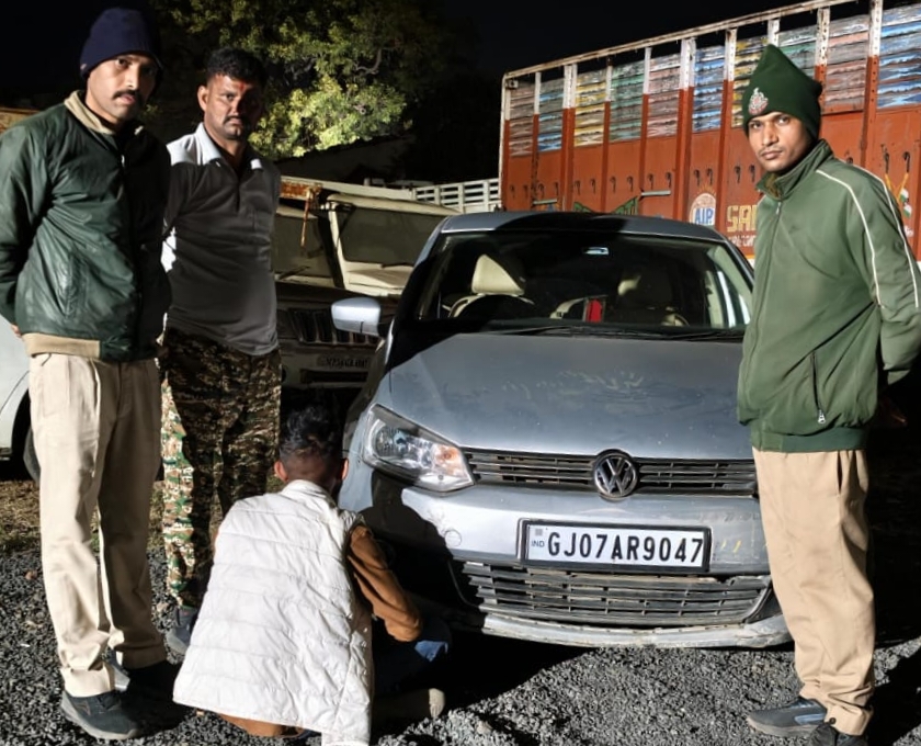 वोक्सवैगन कार से डोडाचूरा की तस्करी, पुलिस को देख भागने की कोशिश रही नाकाम, दबोचा गया पुखराज, 100 KG अवैध डोडाचूरा ज़प्त, पीराराम फ़रार….