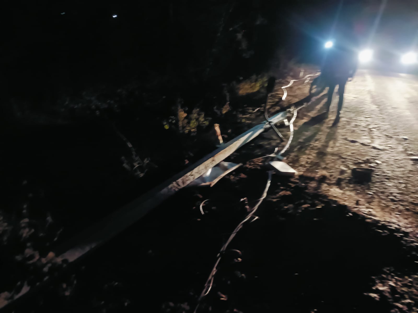 सरवानिया महाराज में अनियंत्रित ट्रक ने गिराए बिजली के पांच पोल, बड़ा हादसा टला